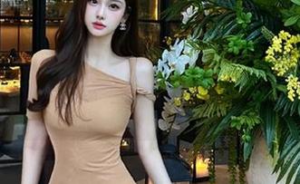 试了“zztt11苹果版”，情不自禁Gucci一身，结果只是爬在沙发上了。