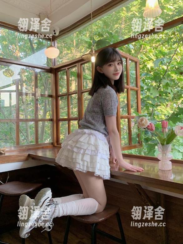我家小狗子坚持认为“人人吃瓜网”的视频比狗粮好吃，估计它是明智的小家伙！