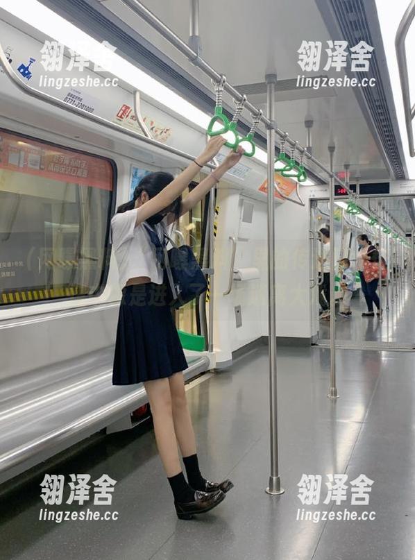 “网曝黑料”里的传送门，恍惚中像是进入了一场迷离大戏。