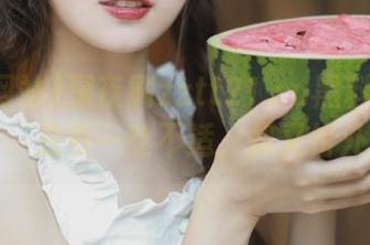 深夜刷zztt21.su黑料网站更新时，总有一丝不适，却又格外心痒